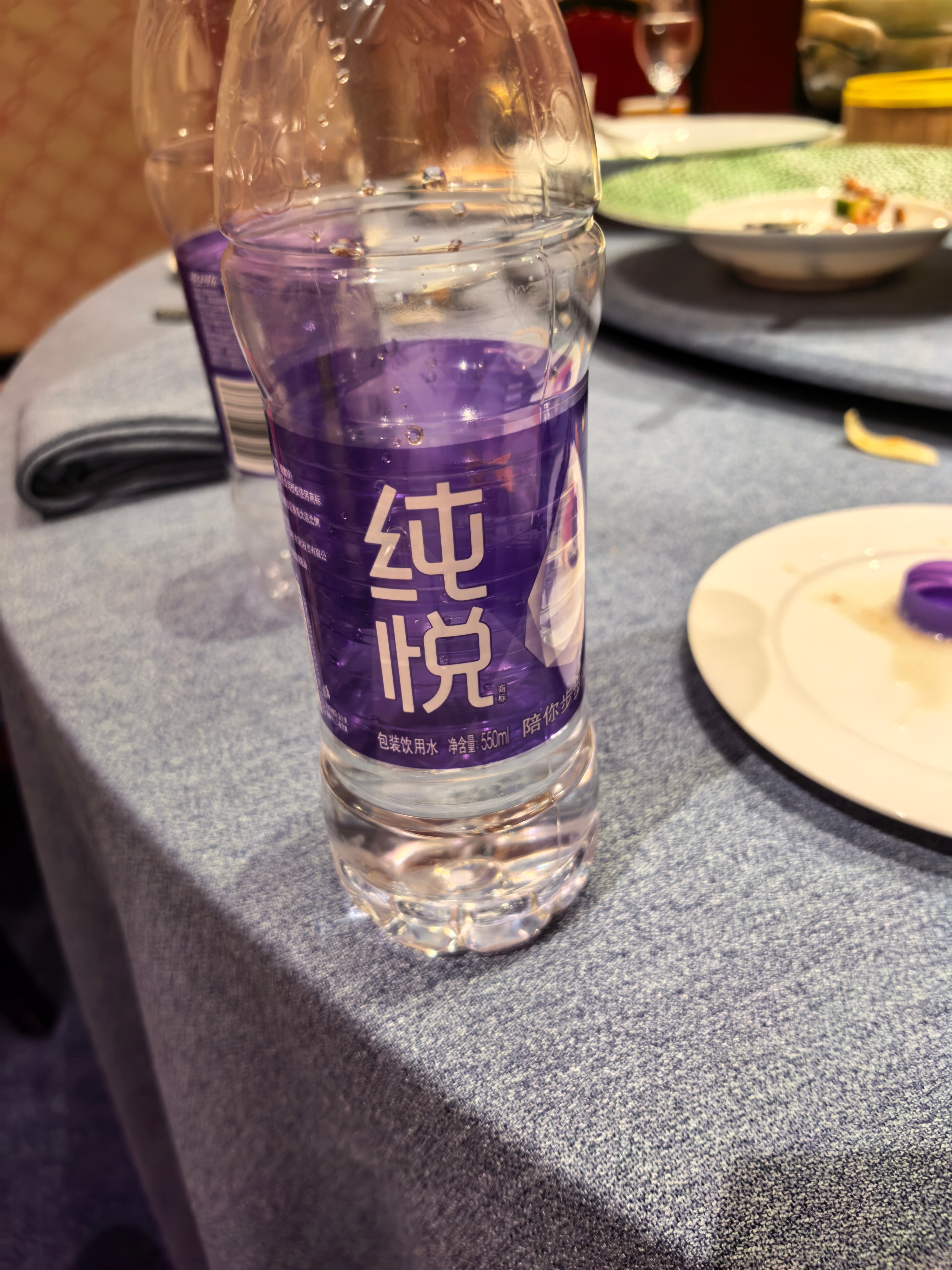 出来和老板吃饭谈生意，临走了，拿了瓶桌上的水喝一直在旁边服务的女服务生啊了一声，