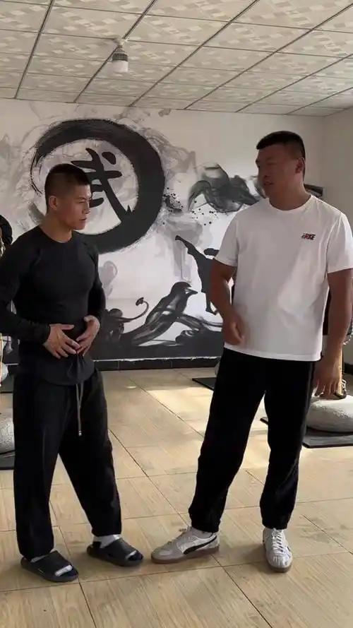 自从赵鸿刚扇巴掌受伤以后，很多人都盯上了鸽武缘。

认为鸽武缘就应该站出来替赵找