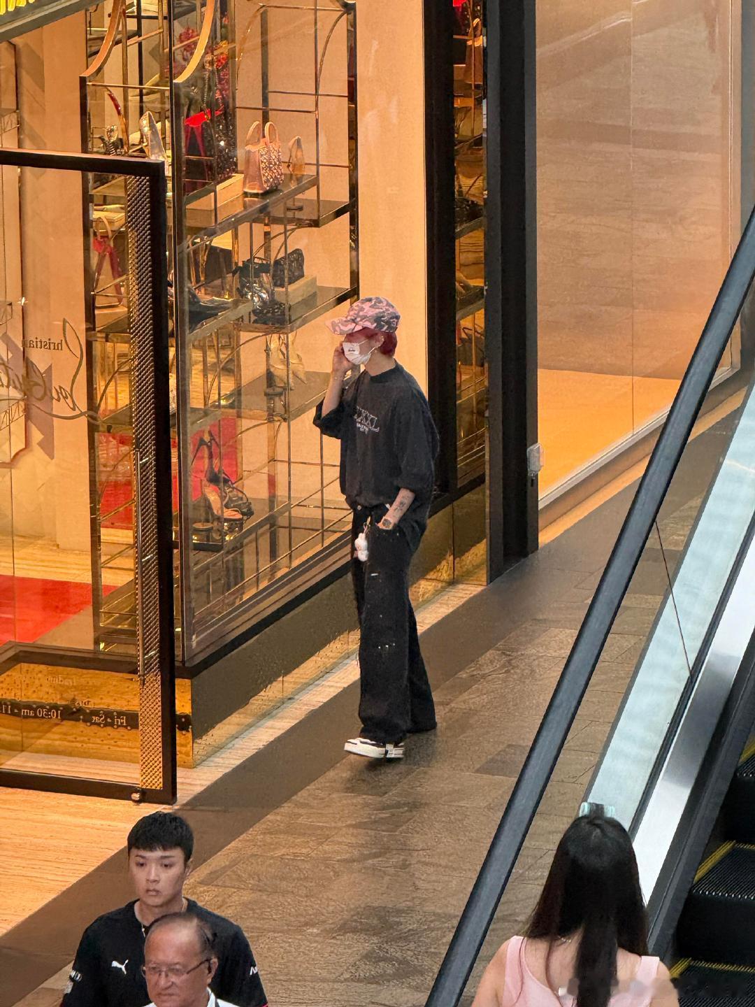 鹿晗新加坡逛街鹿晗新加坡落地就去逛街了，鹿晗这个头发让人认不出来有点难度吧。鹿晗
