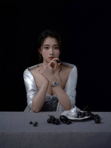 关晓彤银色流光花瓣裙关晓彤银色花瓣裙 ​​​关晓彤银色花瓣裙，美成这样~ ​​​