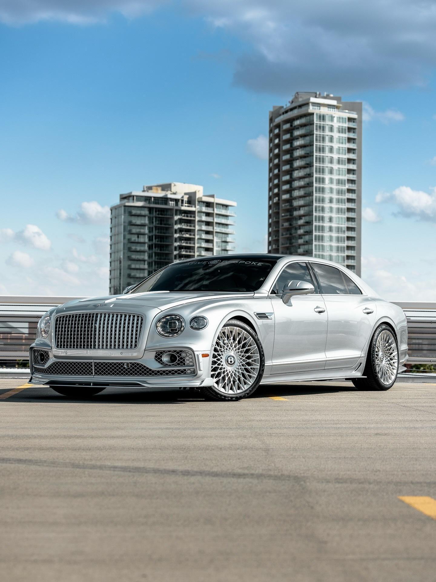 2021款宾利定制Flying Spur，银色配白色皮革内饰，定制碳纤维车身套件