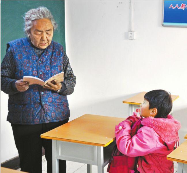 低保拾荒育人28年！新疆奶奶潘玉莲，一间陋室照亮两千多名孩子
 
潘玉莲，女，汉