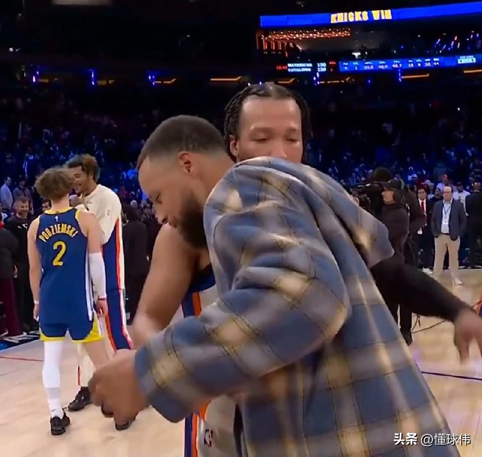 尊重！布伦森谈库里：

“库里是伟大的球员。”

“是我所尊重的人。”

“我们