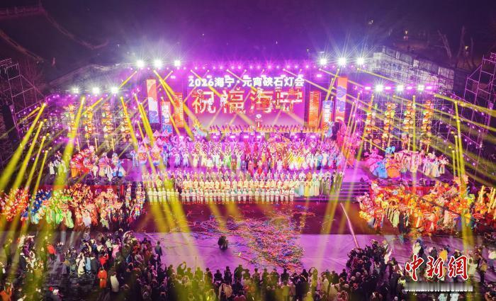 江南第一灯会果然名不虚传

元宵节的前一天，也就是正月十四。夜还未央，观灯的人早