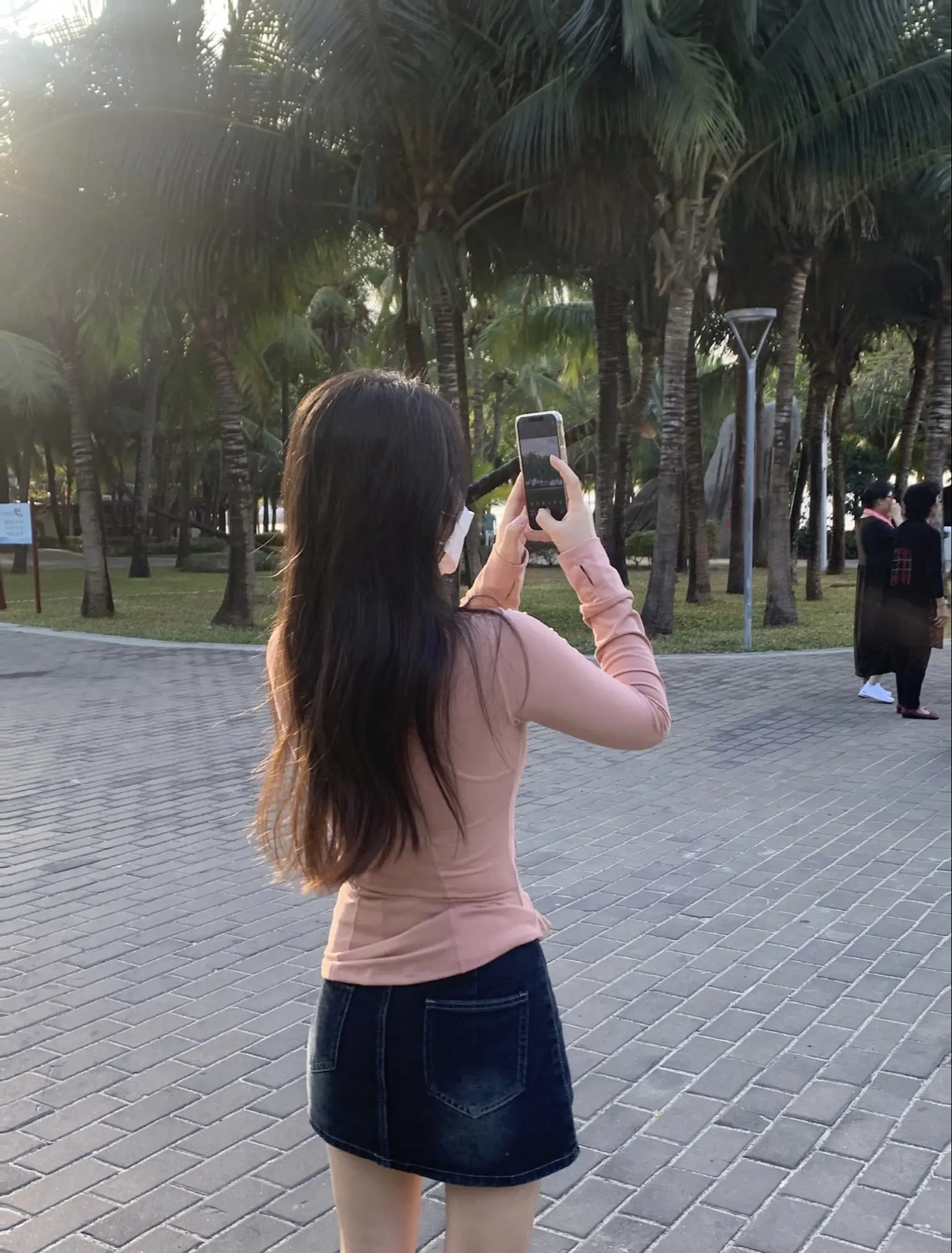 他留给你 是背影。