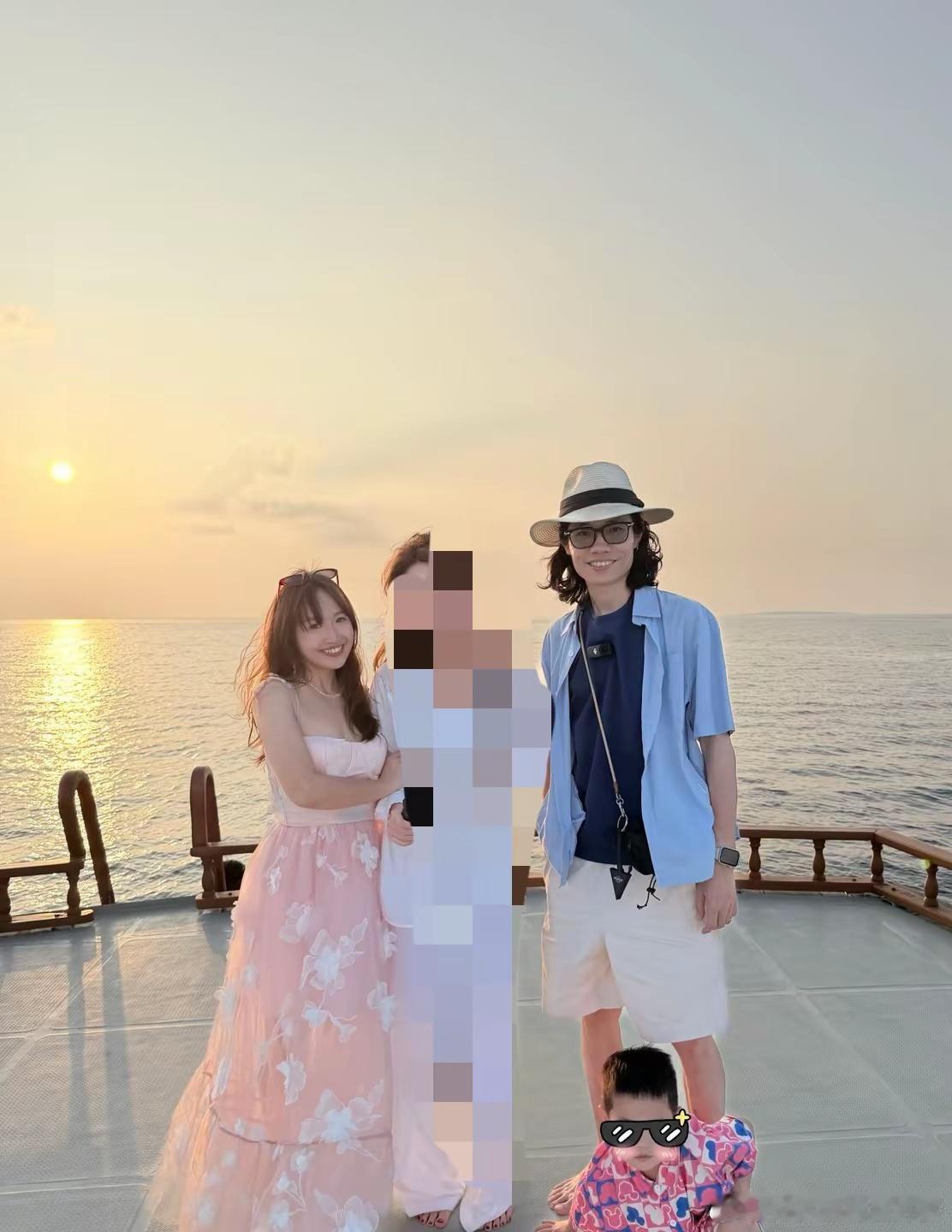 李行亮没有穷也没有失去工作他还和麦琳一起去马尔代夫旅游了麦琳是越来越漂亮了，一家