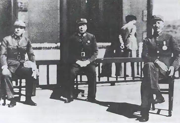 王铎：西安事变期间，蒋介石与张学良、杨虎城合影
朋友，看到这张合影，像就明白，那