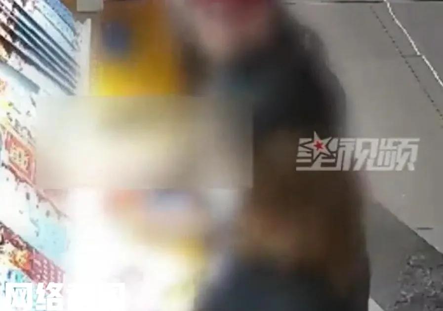 安徽芜湖有女子喜欢刮彩票。

只是很少中奖。

这日孩子嚷着借口让妈妈去商城买彩