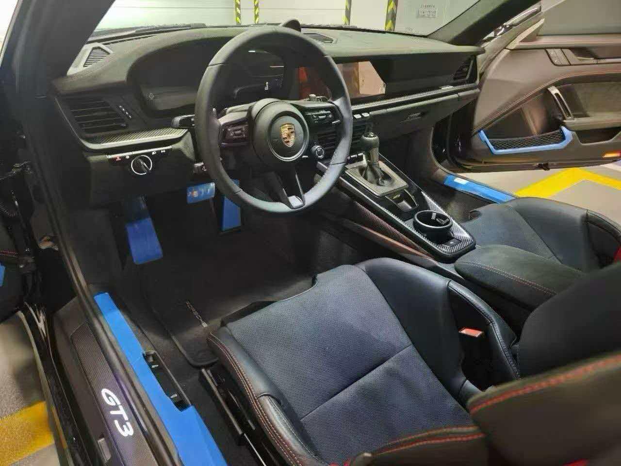 这款保时捷GT3的内饰很经典，一贯跑车的款式，黑色的配色看起来运动感十足，整体布