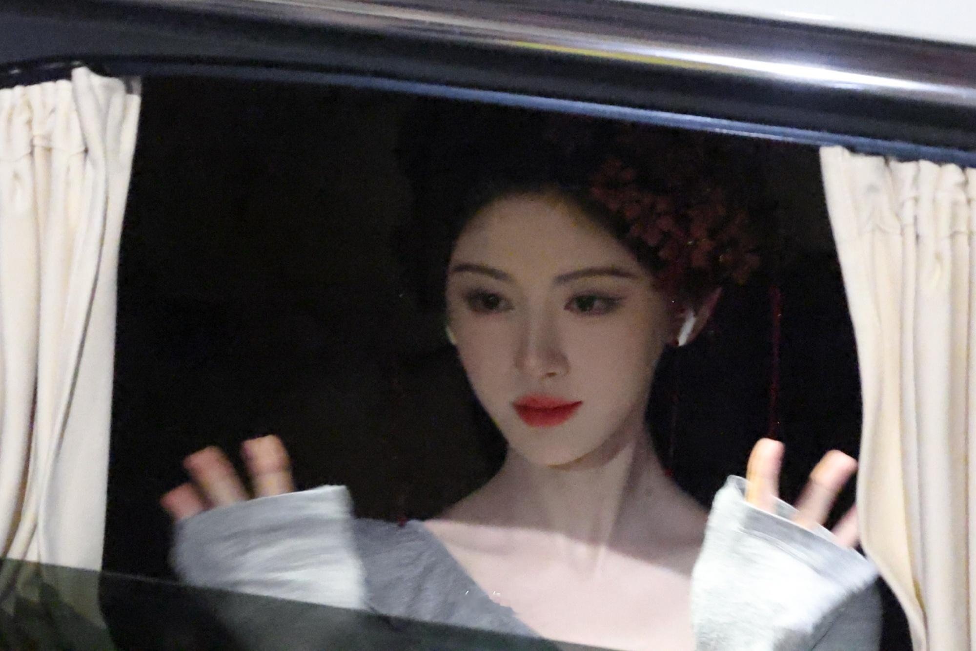 jjy鞠婧祎苏绿夏jjy鞠婧祎万花世界“春天樱花席卷而来,夏日蝉鸣不止,玫瑰盛放
