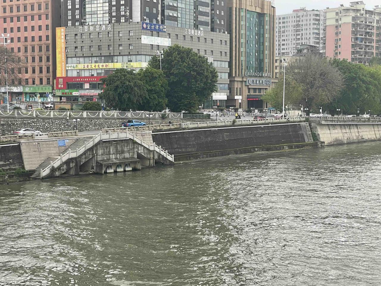 在韶关市区，沿着江边散步。发现了一个问题。那么好的三条江，为什么没有见人游泳？现