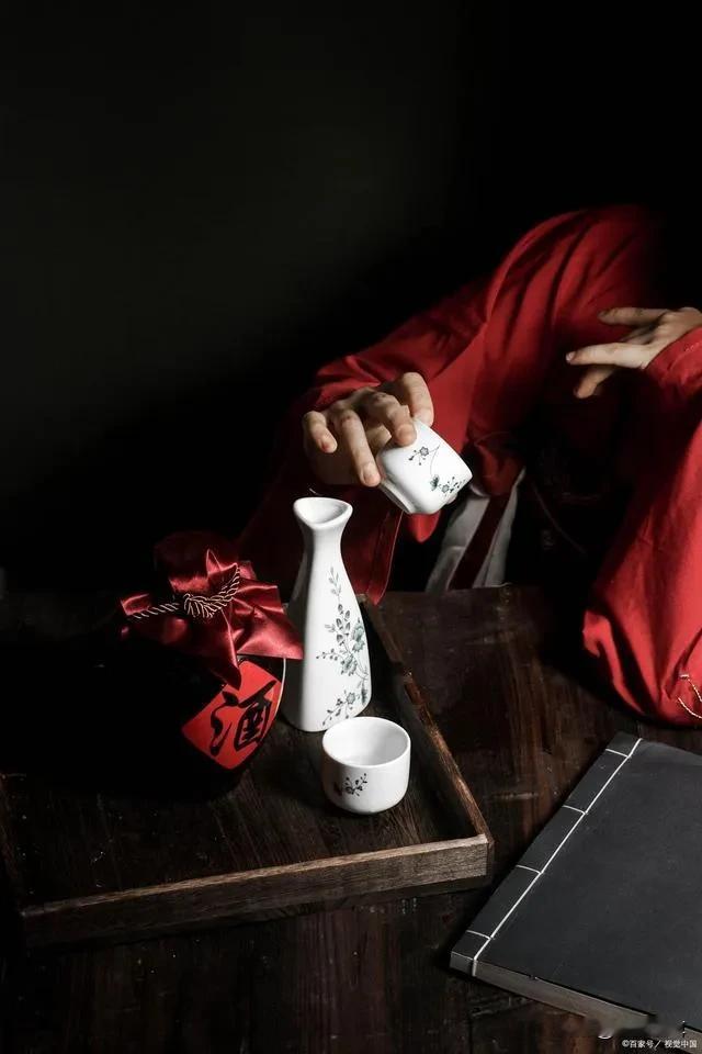 #上联：香烟不解红尘苦
求下联：？#
上联，香烟不解红尘苦，
下联，纯酒难消世间