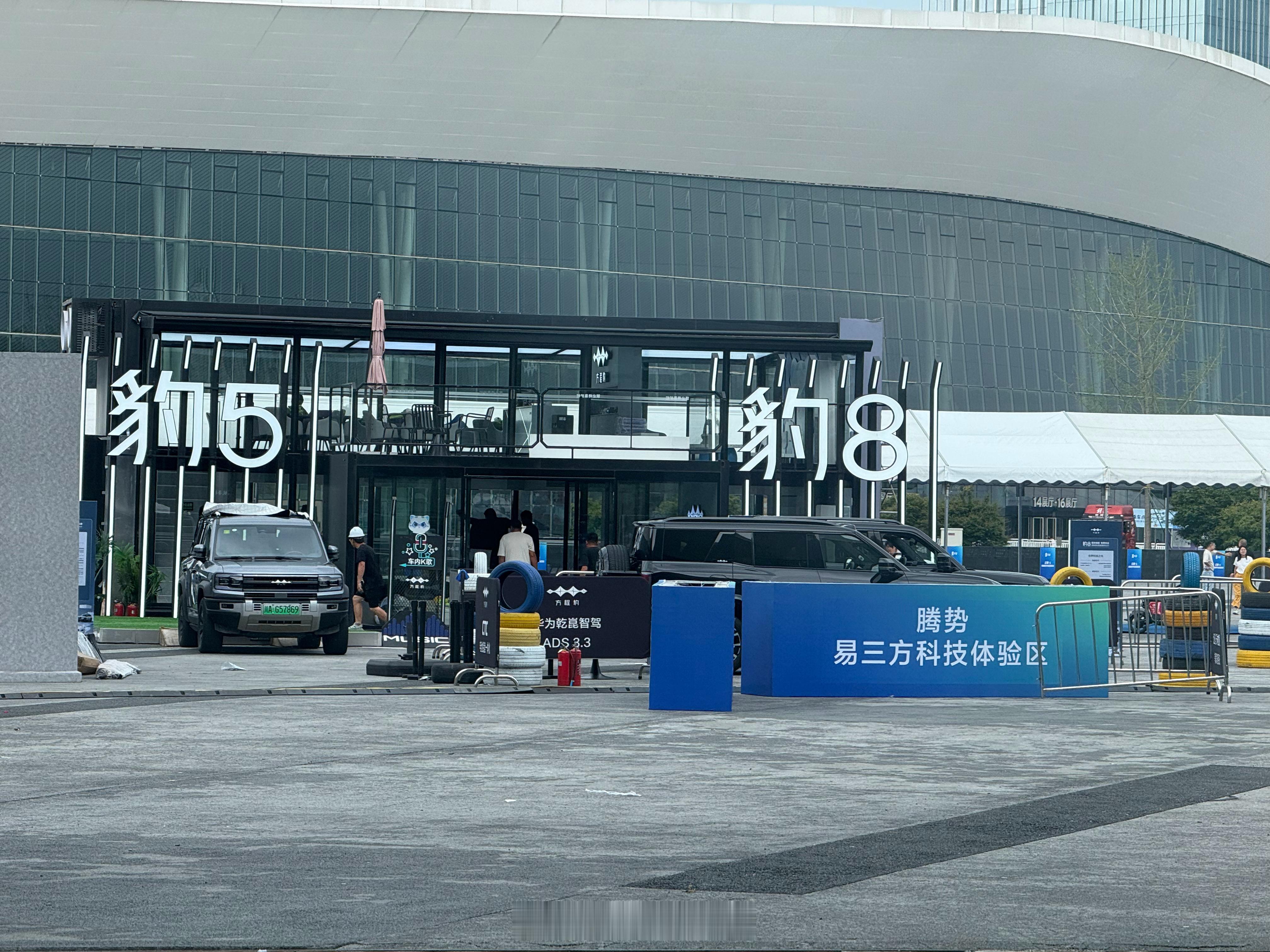 特斯拉预告周五或推新车奇怪了，特斯拉这个品牌在几个国内大的车展上都看不到展台，这