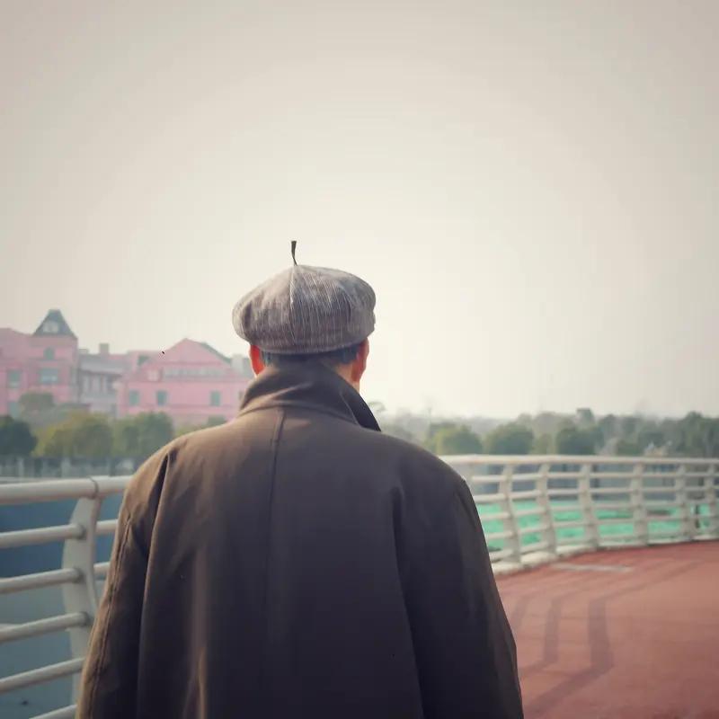 对老人而言，新年或许就是期盼家人平安健康、团团圆圆。就像这位外公，从一处前往另一