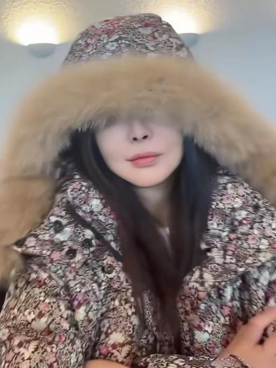 王祖贤开10级滤镜亮相，遮遮掩掩引唏嘘
 
家人们，王祖贤终于开抖音了！可视频里