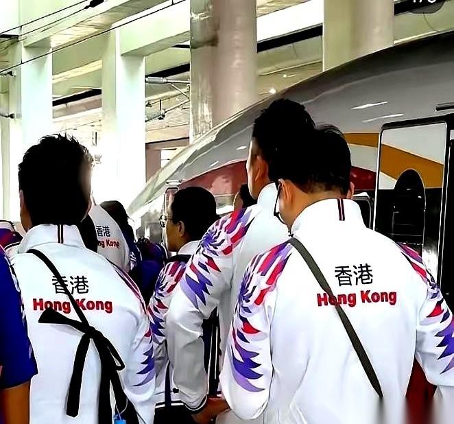 全运会的字幕上，“中国香港”里的“中国”俩字，悄悄拿掉了。
就剩俩字：香港。
好