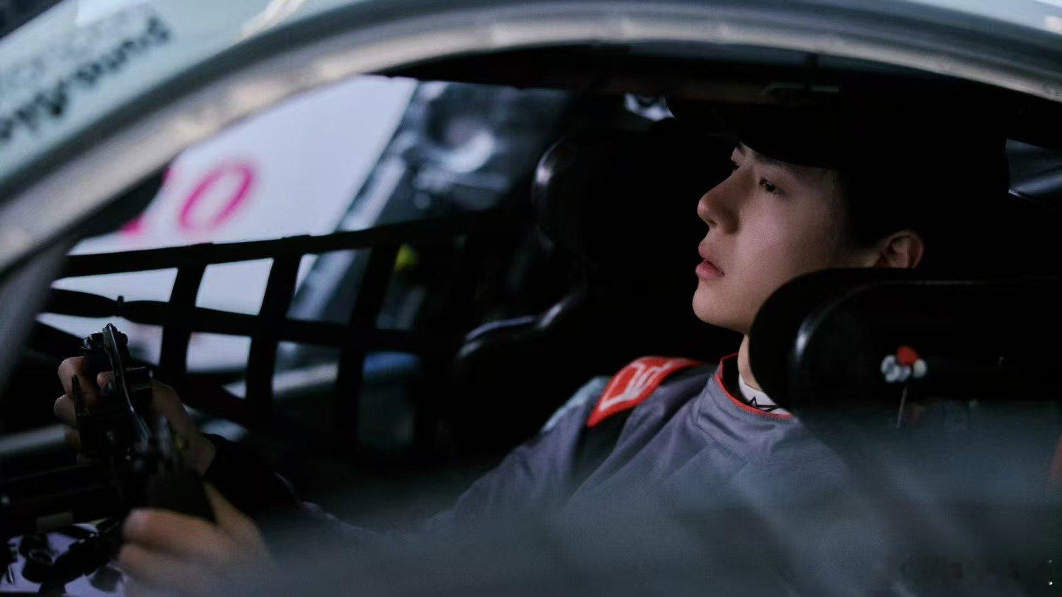 摄影师王一博的工作抓拍王一博随拍王一博给赛车拍照，帅气，