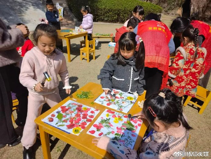台州萌娃捡叶拾花拓印专属春日记忆 小手拾春意，巧拓万物生。孩子们以布为纸、以花叶