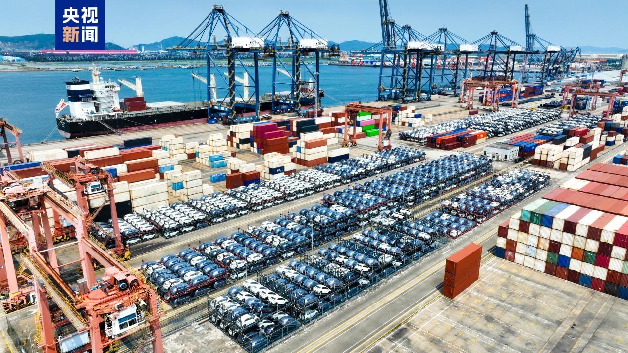 珠海经济技术开发区新能源汽车整车装箱出口实现首单突破，本次出口车型是比亚迪海豚(