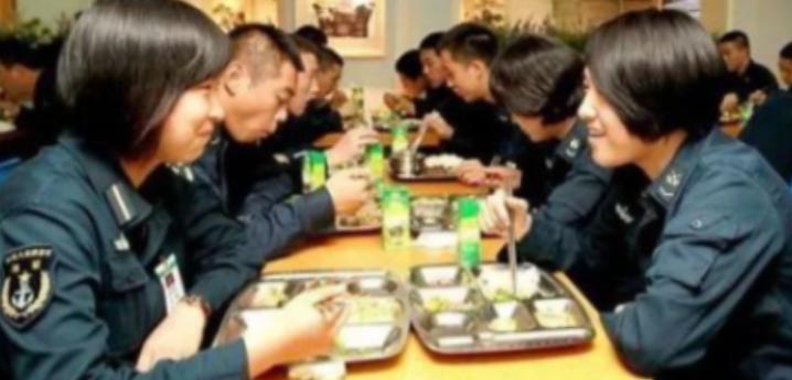 山东舰一天吃掉20头猪，烧光200万油钱，“养航母”到底多烧钱？在中国沿海，30