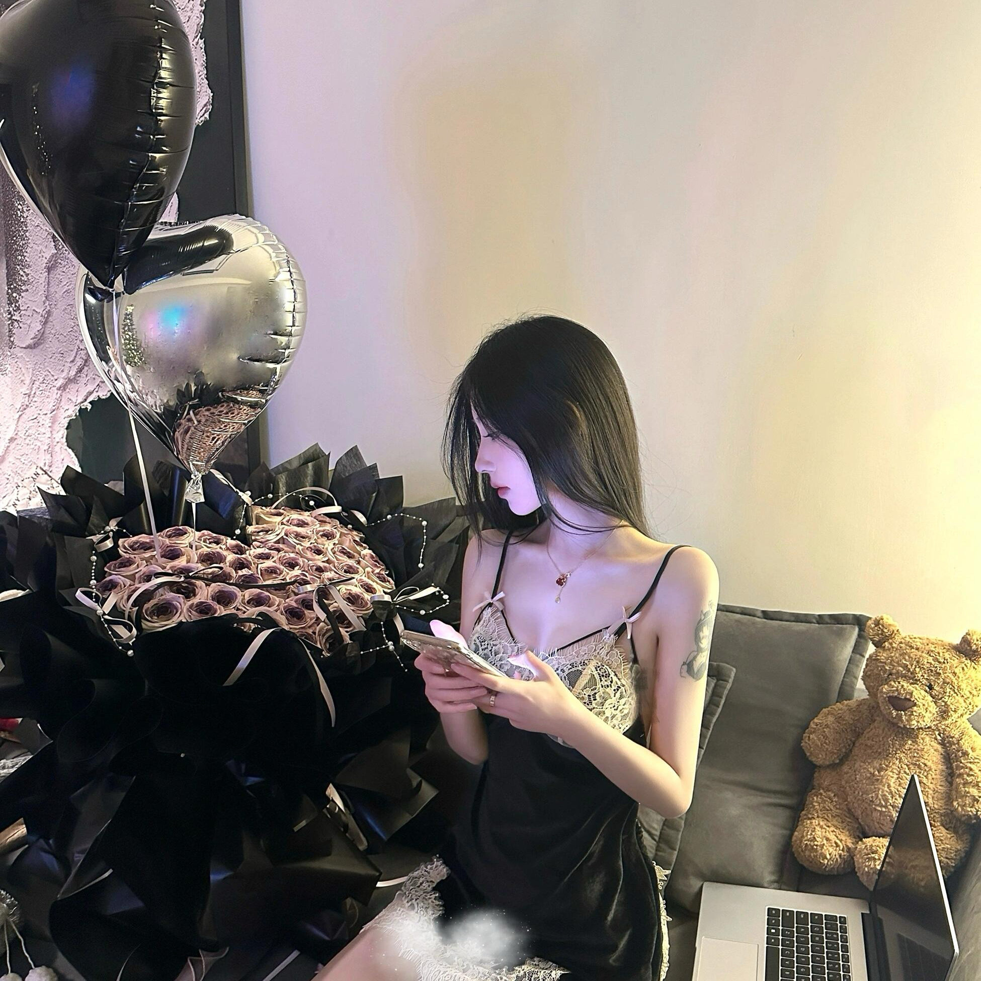 这世间一切东西都让我感到疲惫 就连唯一深爱的人也睡在别人床上 ​​​