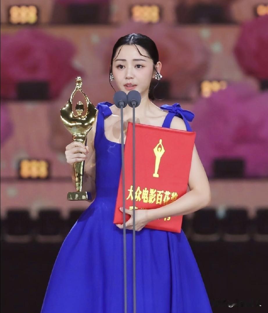 因为好奇去查了一下卫诗雅的资料，不查不知道，一查真被卫诗雅惊着了！

之前看她在