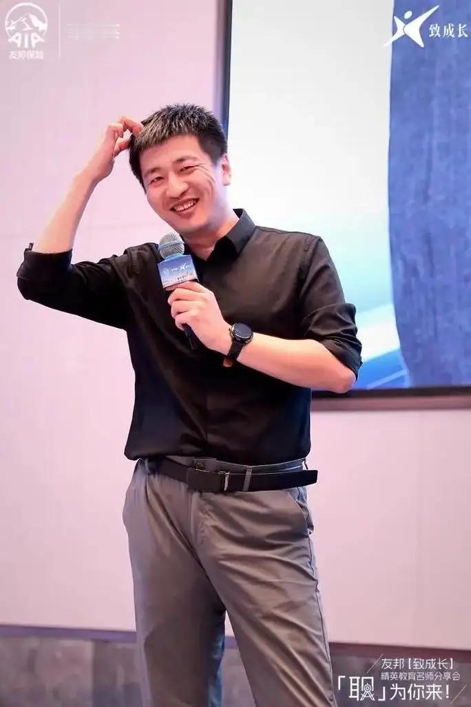 这就是那个给张老师送蘸酱菜，乐呵呵的与张老师直播间连麦，张老师辟谣的小郭老师!