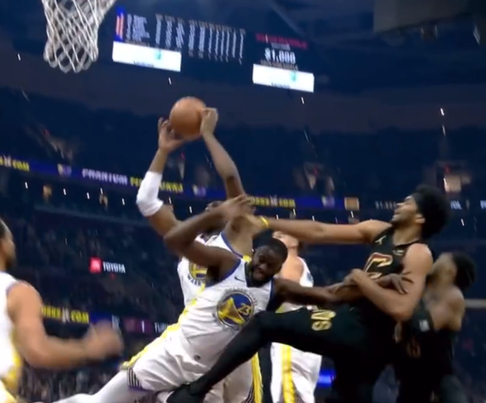 #追梦被踢裆##勇士vs骑士##NBA你我皆主角# 勇士客场挑战骑士，追梦在一次