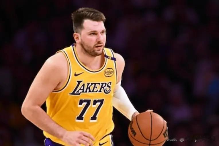 湖人今天官方公布了球队明日与灰熊比赛的伤病报告。

其中后卫卢卡-东契奇（左手指