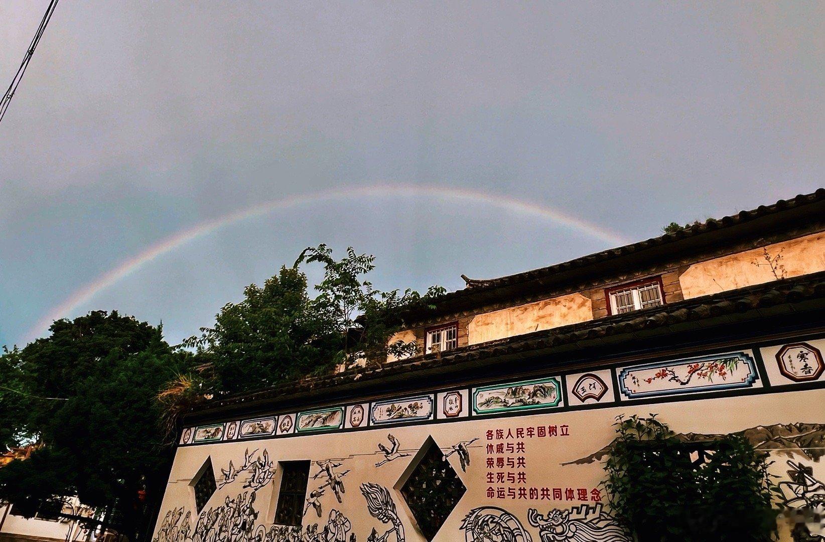 看西北方向天空有些怪异就想应该会有彩虹🌈在古城里边走边抬头往东南方向寻找终于在