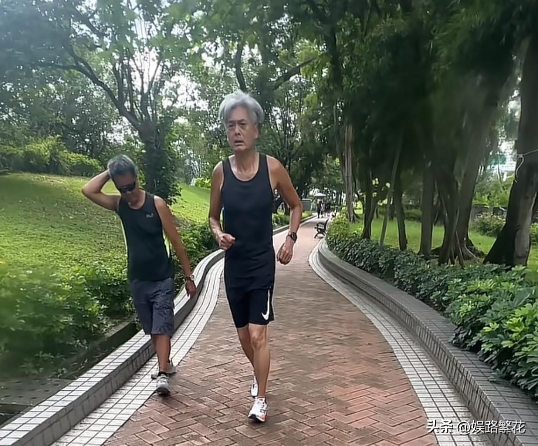 近日，71岁周润发在香港某公园慢跑被偶遇。怼脸拍曝光，白发明显皱纹清晰，是有点上
