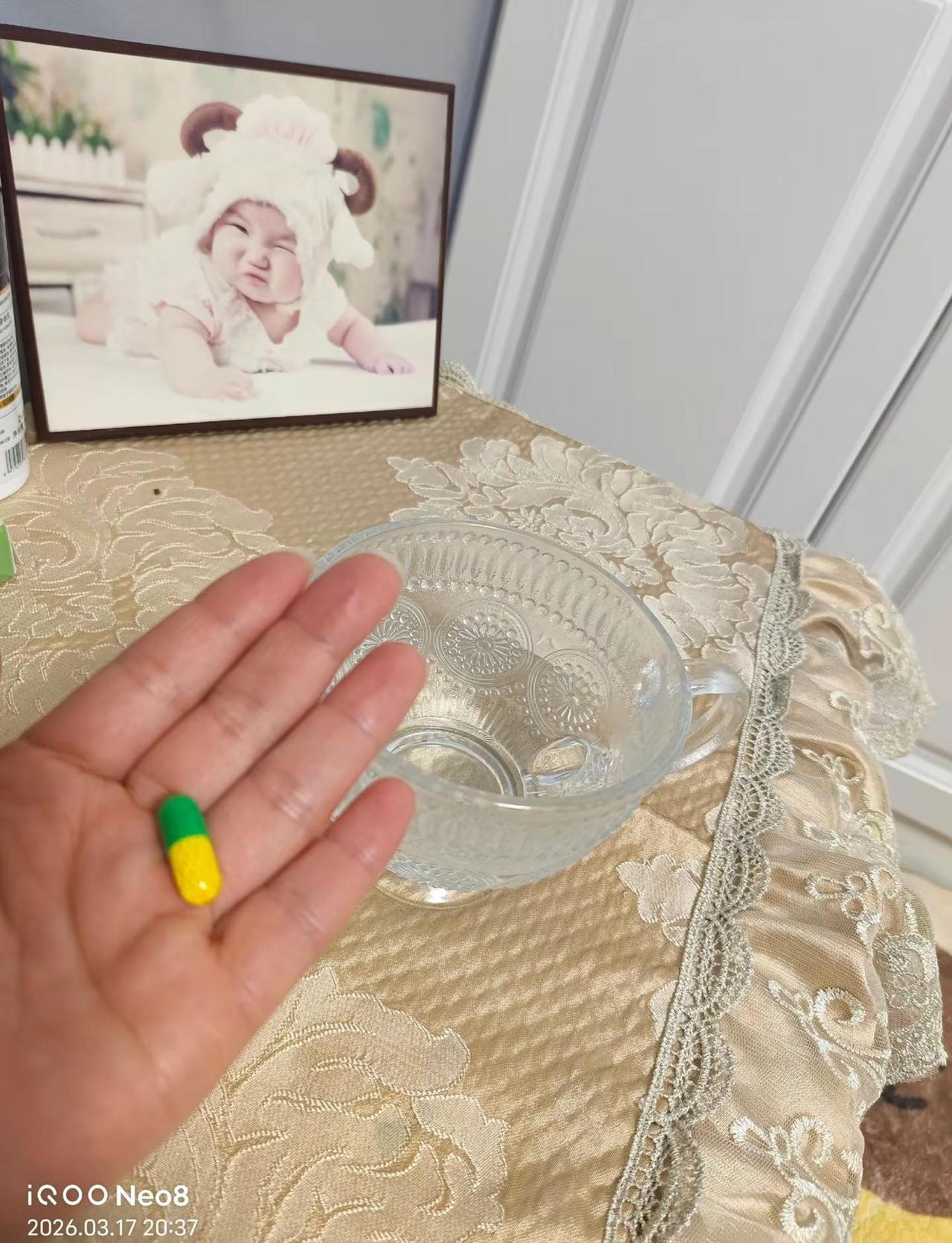 - 这颗胶囊长得像糖果，其实是“魔鬼”。吃完我就要去梦里修炼啦！