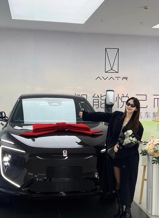看！是新的大玩具🚗