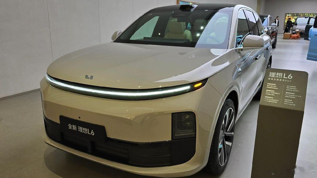 理想L8作为六座豪华SUV，价格与L7、L9重叠，但第三排空间局促，实用性不足。