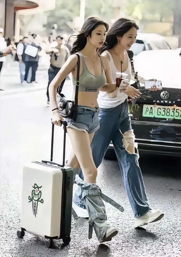 这样的奇装异服大肆上街。真想上前为她提裤子！