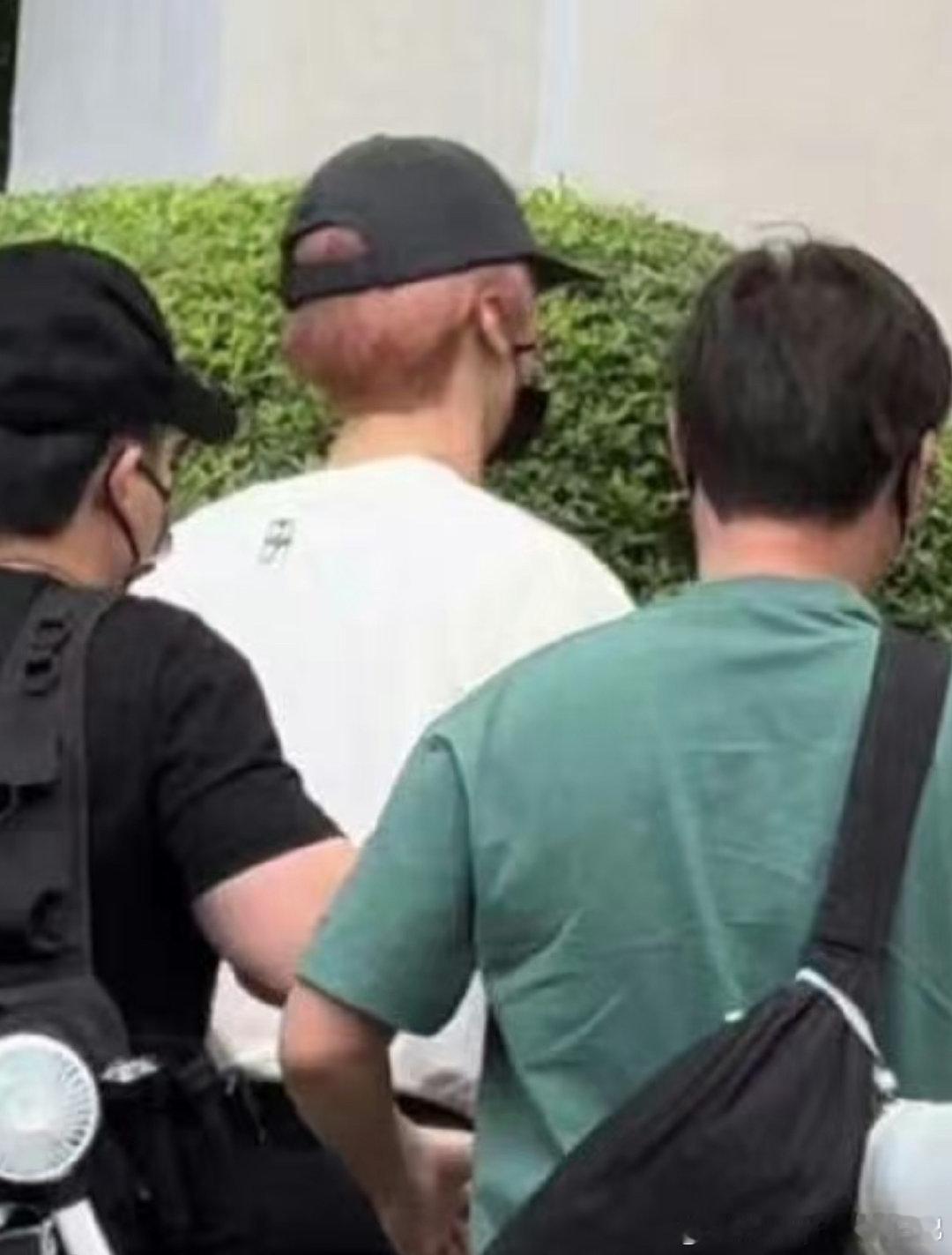 #严浩翔染了粉色头发# 啊啊啊严浩翔染了粉色头发，澳门有惊喜！#严浩翔生日周边设