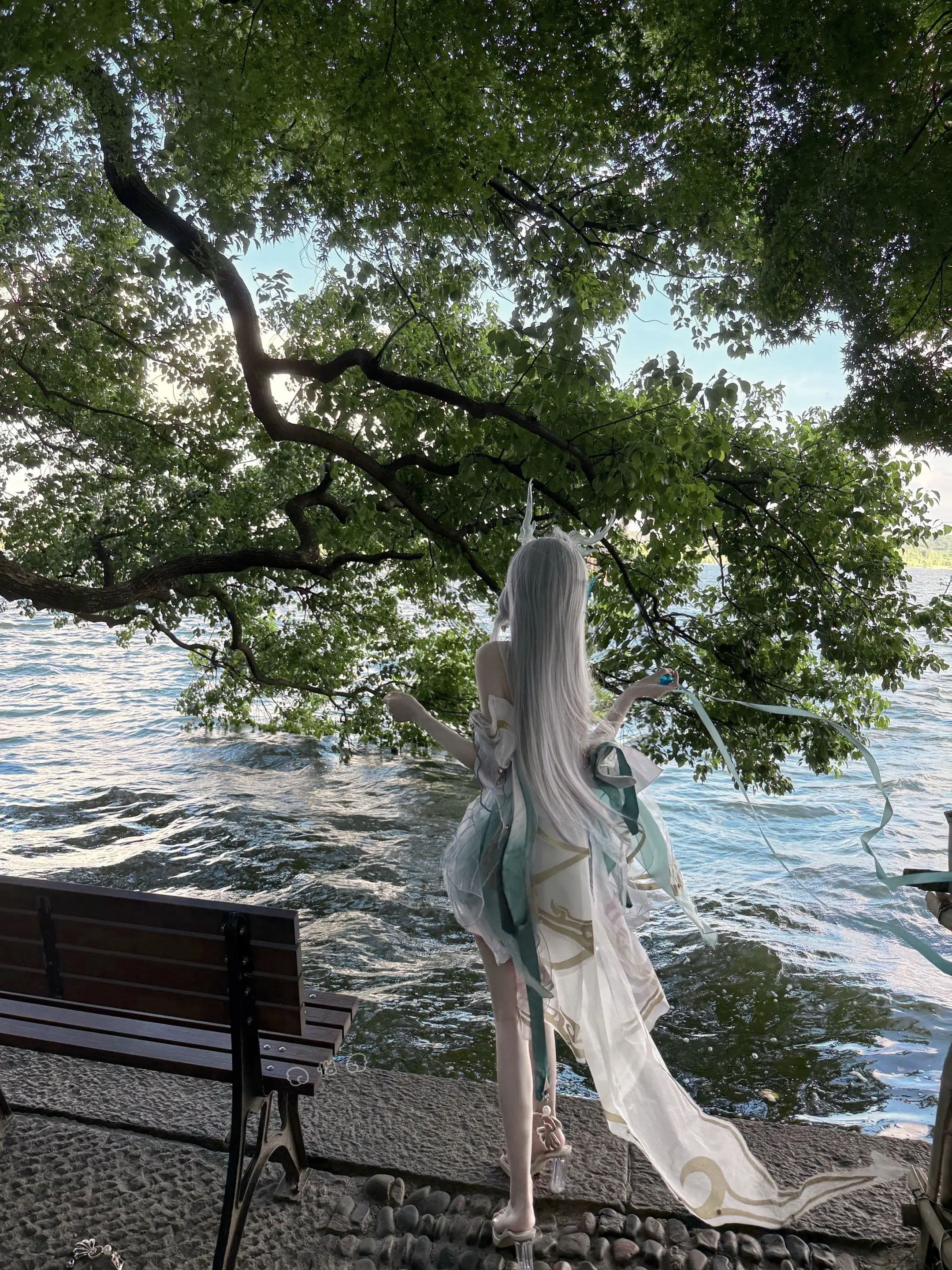 翻尾召云动，覆手唤潮生。