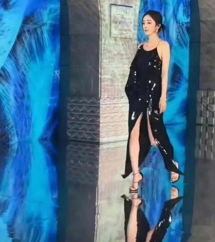 地板这么反光，女明星穿裙子走在上边好尴尬 