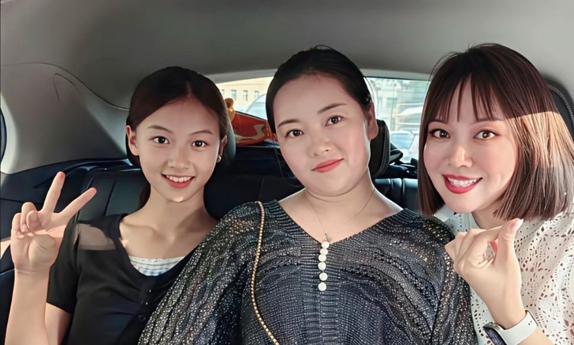 我感觉她后面的脸型走向，可能跟她妈一样 