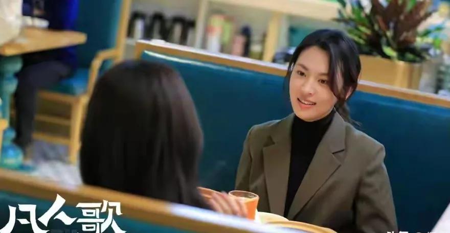 《凡人歌》里的胡海莉和谢美蓝
很多网友表示，傻傻分不清呀
乍一看，她们两个人确实