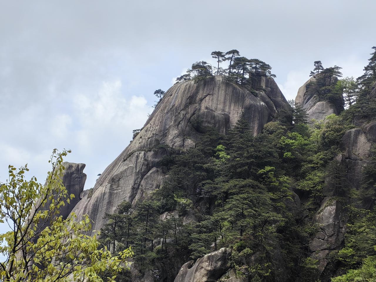 到了天台寺之后，天是彻底放晴了，极目远眺，风景还是很不错的！在天台寺附近转了转之