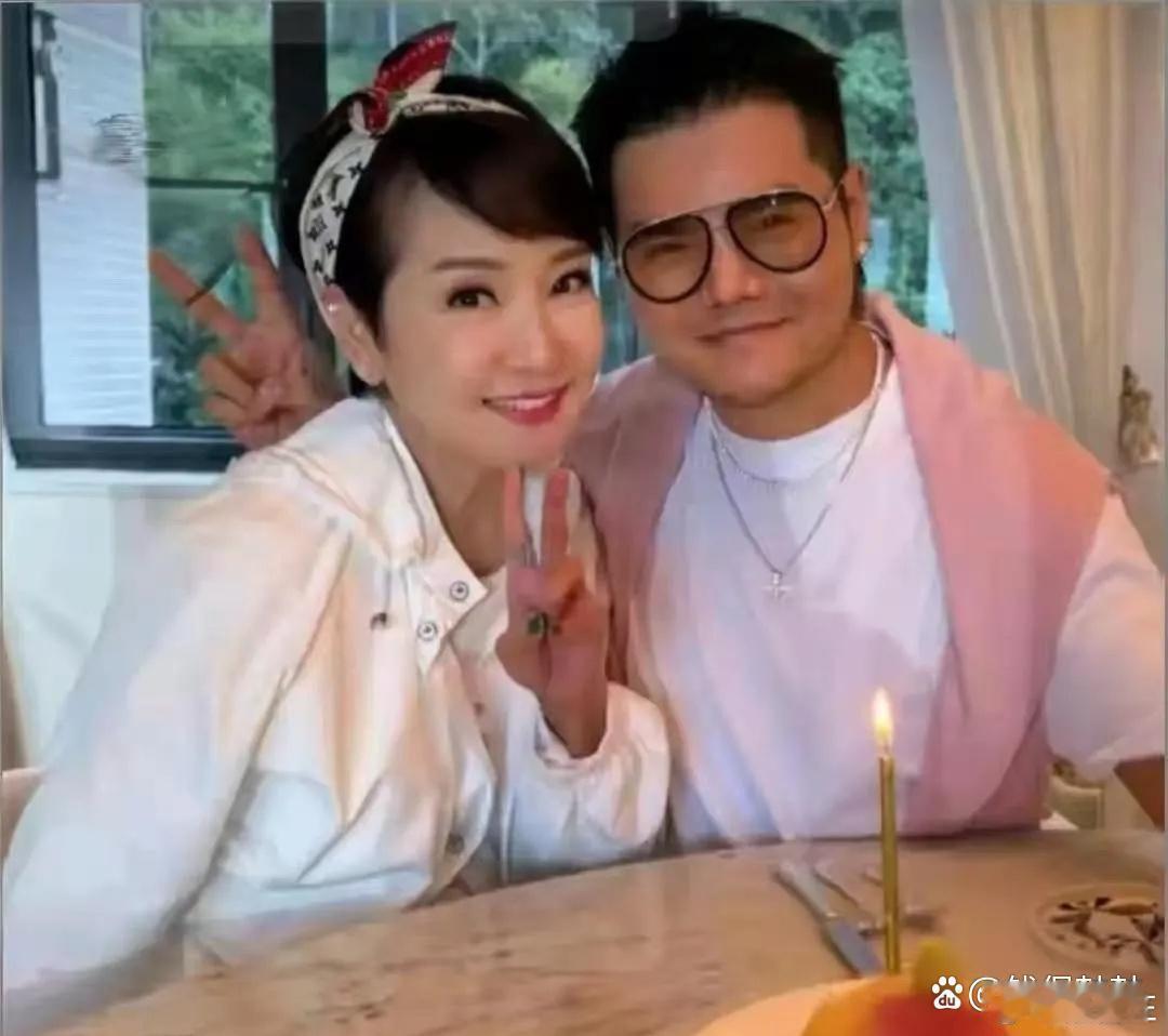 不得不说，谢霆锋妈妈狄波拉保养得真好！这哪像是快80岁的老人呀…… 