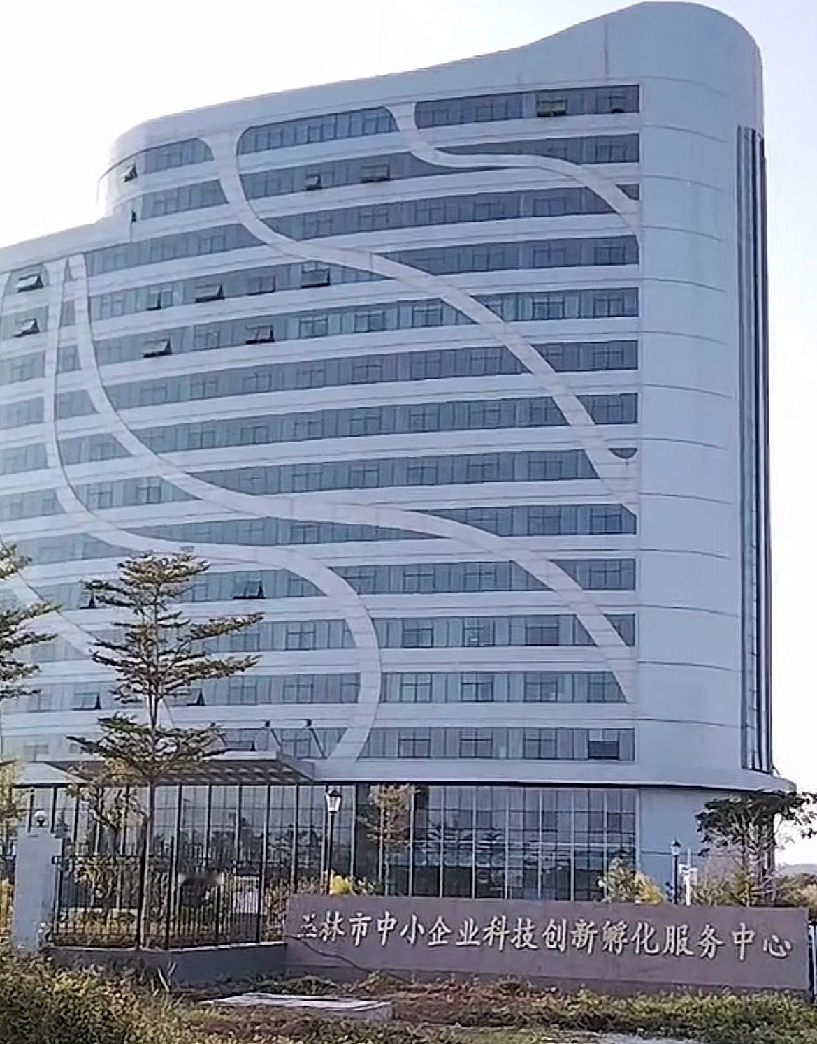 【首家人工智能8S运营中心落户玉林】4月22日，全球首家人工智能8S运营中心落地