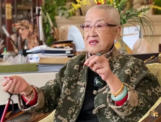 原国防部长耿飚的长女，一夜之间被查封了所有资产，她选择出走美国，在离开时她发誓：