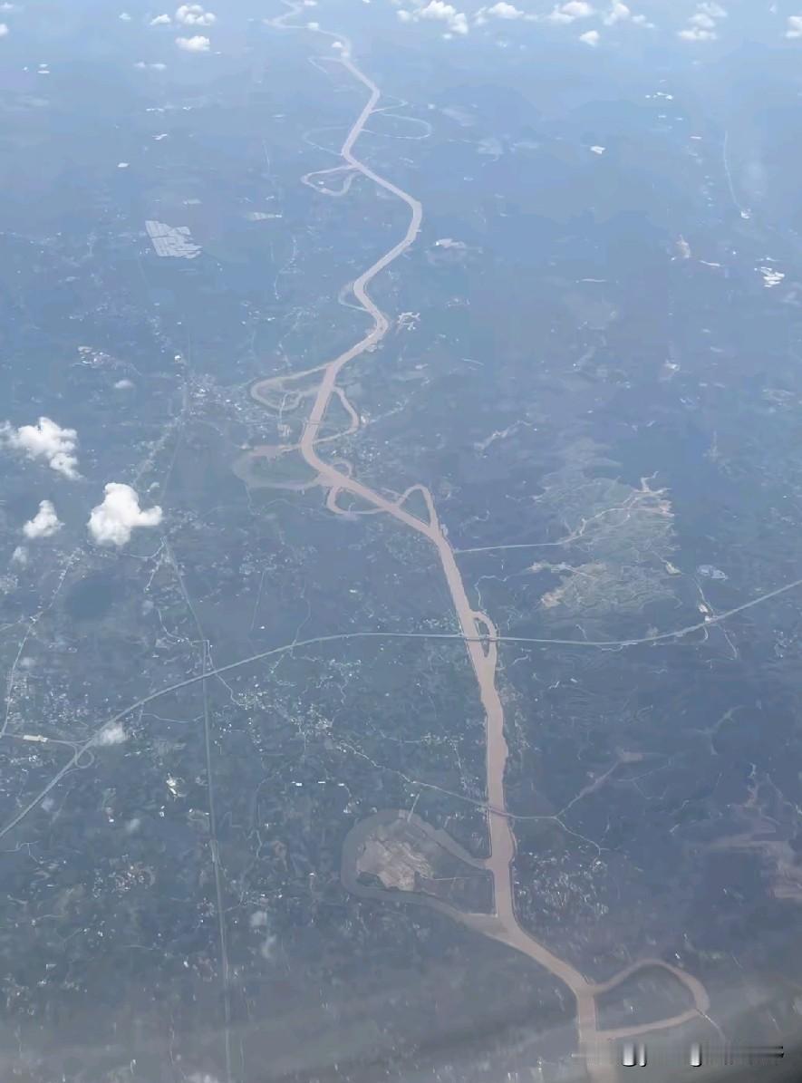 有网友乘坐飞机飞行在广西钦州的上空，从高空看下来，大地上有一条比较直的河道，这应