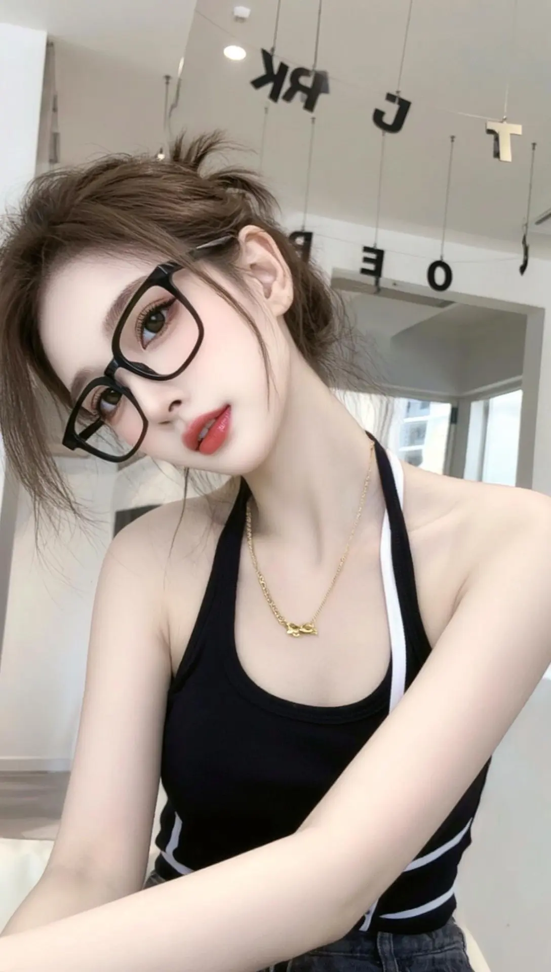 露臂半身照 女生氛围感自拍 纹身女孩 在线等 女生薄肌线条