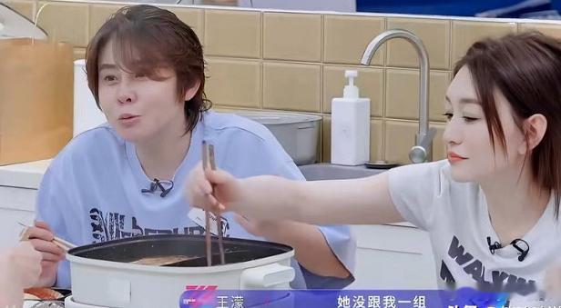 谁应该都想要一个王濛这样的朋友吧。 王濛李小冉和团队里的其他人一起聚，李小冉说他