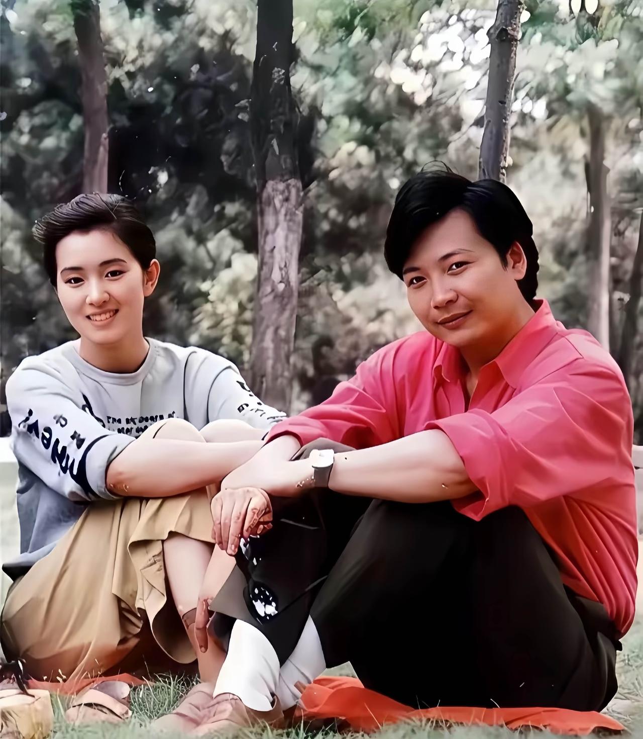 巩俐与表演启蒙老师尹大为古早合影，两人坐在草地上，促膝长谈的画面。

1982年
