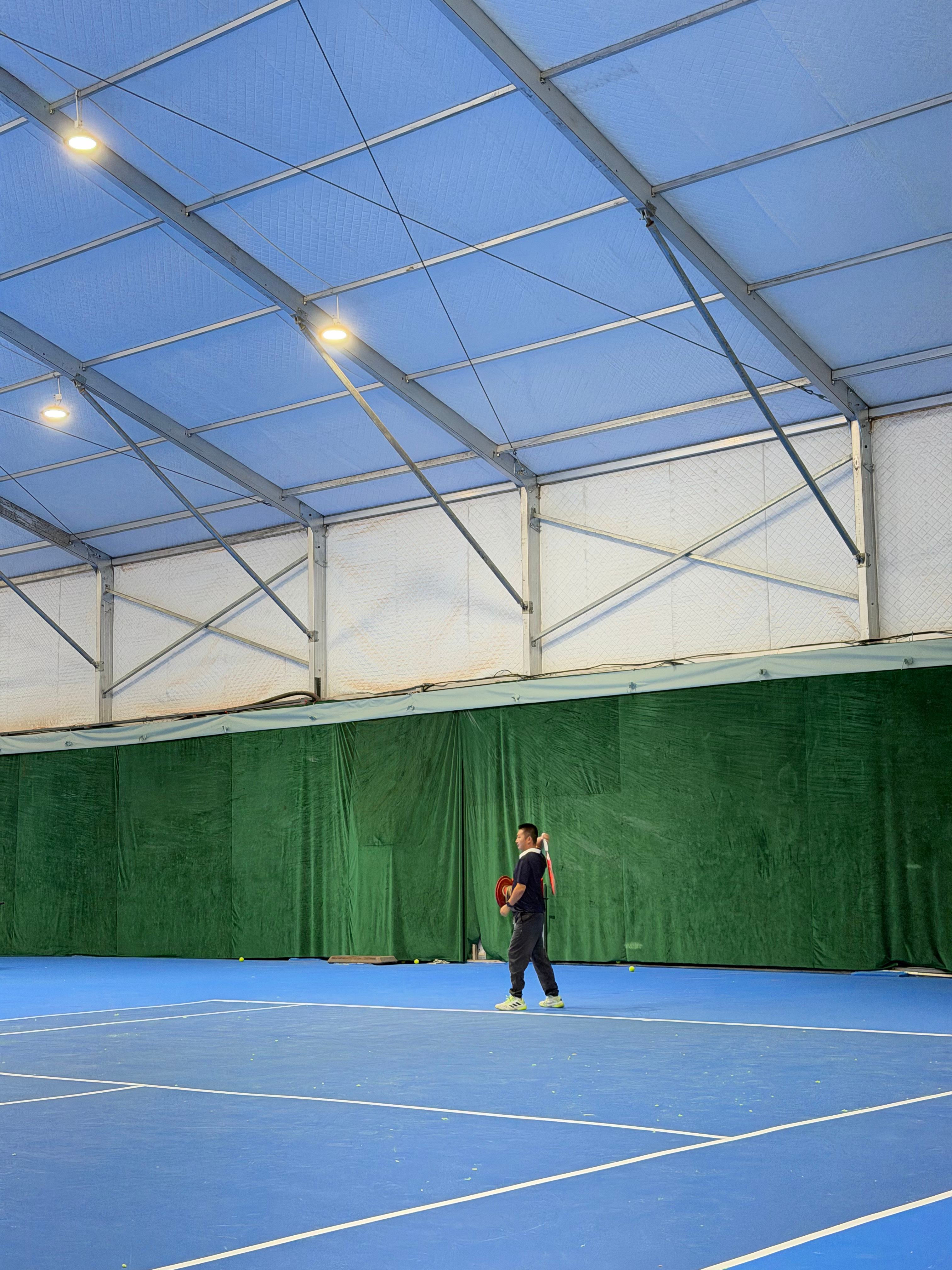 和网球HL正在打球中 