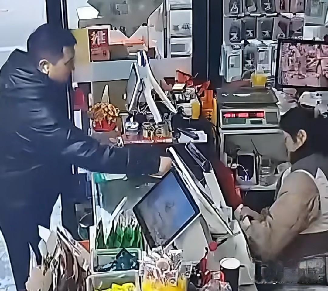 “按断了六根肋骨，但这份恩情永远还不完！”
近日，江苏苏州，一男子为了救人连续进